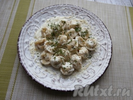 Готовить пельмени далее под крышкой в микроволновке при той же мощности ещё 5-7 минут. Пельмени нужно будет попробовать, время готовки будет зависеть от качества продукта, толщины теста, величины и т.д. Время приготовления зависит ещё и от качества сметаны. Готовые пельмени посыпать зеленью и горячими подать к столу.