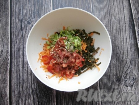 Сюда же добавить нарезанный соломкой сладкий перец, предварительно очищенный от семечек, всыпать соль, приправу для салатов и чёрный молотый перец.