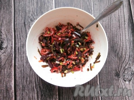 Влить растительное масло и салат перемешать.