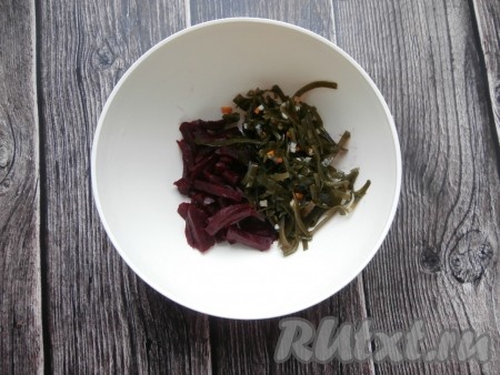 Заранее отварить в кожуре свеклу (мне на отваривание свеклы с момента закипания воды потребовалось 45 минут), затем остудить её, очистить, нарезать тонкими брусочками и выложить в миску. Добавить морскую капусту.