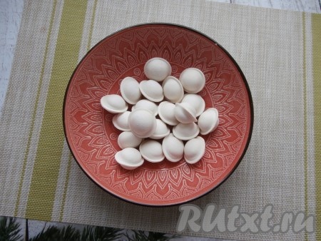 Замороженные пельмени выложить в глубокую миску или другую посуду с бортами, пригодную для СВЧ. Для приготовления в микроволновке подходит посуда, в которой нет вставок металла (например, не подойдёт любая металлическая посуда и даже посуда с золотистым кантиком).