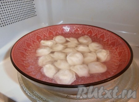 Посуду с пельменями поместить в микроволновку и накрыть крышкой. Накрывать крышкой нужно обязательно, иначе будет очень сильный выход пара во время приготовления. Существуют специальные крышки для СВЧ, если такой нет, то обратите внимание, чтобы ваша крышка тоже была пригодна для использования в микроволновке. Готовить пельмени 6 минут при мощности 750 Ватт. Затем оставить их в закрытой микроволновке ещё на 2 минуты. После этого можно открывать микроволновку, снимать крышку и доставать пельмени. Хочу заметить, что время приготовления зависит от количества пельменей, если будете увеличивать или уменьшать порцию, то со временем надо будет экспериментировать. Я указываю время для приготовления одной порции из 20 покупных пельменей среднего размера. Если готовите домашние пельмени, тогда время приготовления увеличьте на 2 минуты.