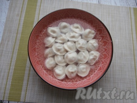 Пельмени полностью сварены и готовы к употреблению. Те кто любят их кушать с бульоном, могут сразу подавать пельмешки на стол. Я же предпочитаю бульон слить.