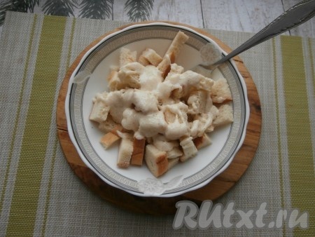 Полить этой смесью кусочки батона.