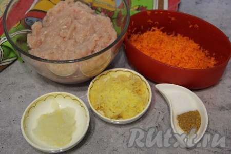 Подготовить продукты для приготовления котлет из куриного фарша на пару в мультиварке. Можно использовать готовый куриный фарш, я пропустила через мясорубку куриное филе. Морковь, картошку и лук почистить. Картошку и морковку натереть на мелкой тёрке. Лук измельчить в измельчителе (или пропустить через мясорубку). 