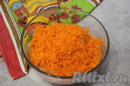 Затем добавить морковь. 