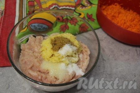 В глубокой миске соединить фарш, картошку, лук, соль и специи. 