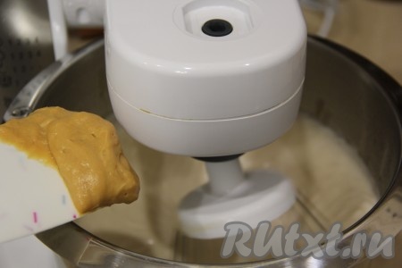 Взбивать белки с сиропом до стойких пиков (минут 5). Затем, продолжая взбивать, ввести небольшими порциями смесь масла и сгущёнки.