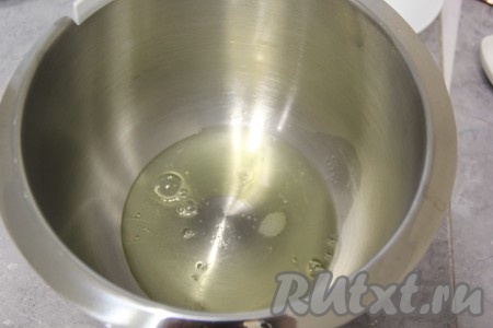 Пока варится сироп, в абсолютно сухую чашу миксера влить охлаждённые белки, добавить соль и лимонную кислоту.