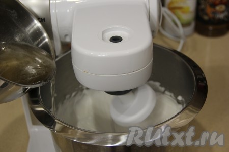 Как только белки взобьются до стойких пиков и будет готов сироп, продолжая взбивать, тонкой струйкой влить горячий сироп к белкам.