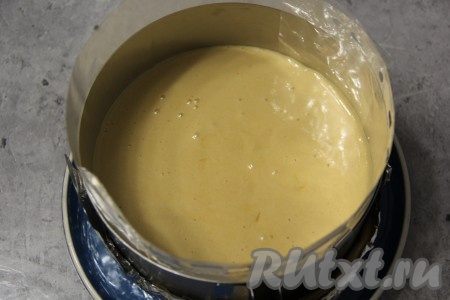 Предварительно подготовить форму (у меня разъёмные бортики без дна диаметром 18 см). Подходящее по размерам плоское блюдо я застелила сначала фольгой, а потом пергаментом. На блюдо поставила форму. С внутренней стороны бортики формы выложила канцелярским файликом (можно выложить ацетатной плёнкой). Затем прижала фольгу и пергамент к внешней стороне бортиков формы. И в подготовленную форму выложила получившуюся взбитую массу.