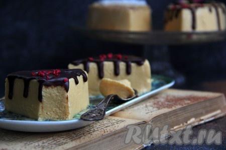 Суфле "Птичье молоко" нарезать на пирожные любой формы (я нарезала на 6 треугольников). Верх пирожных можно покрыть растопленным шоколадом, посыпать кокосовой стружкой или просто присыпать какао. Благодаря агар-агару, десерт отлично режется. Приготовьте это нежнейшее суфле и насладитесь его вкусом!