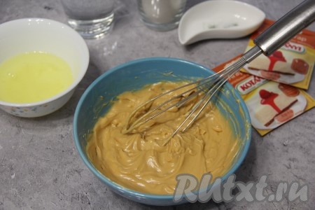 В миске соединить мягкое масло и варёную сгущёнку, тщательно перемешать венчиком, масса должна стать однородной.