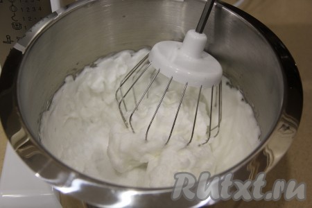 Взбивать белки миксером до появления воздушных пиков.