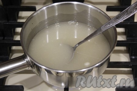 Варить сироп с момента закипания на медленном огне, примерно, 7 минут (до состояния "сопельки").