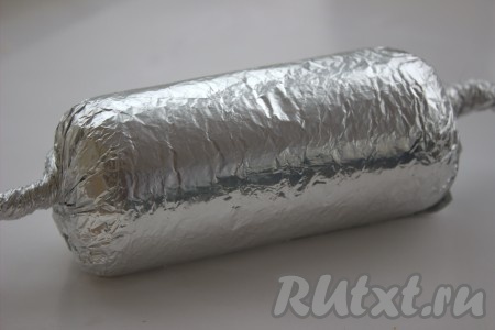 Завернуть фольгу в виде конфетки.