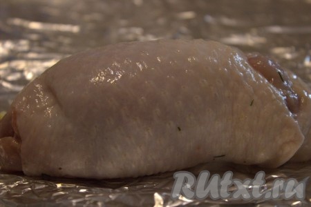 Выложить каждый пласт куриного филе на отдельный лист фольги. Подвернуть края куриного мяса и свернуть в плотный рулет, начиная с широкой стороны пласта. Шкурка будет снаружи.