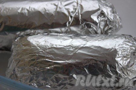 Далее для надёжности завернуть в ещё один слой фольги. Таким же образом сформировать второй рулет. Рулетики из куриных бёдер отправить запекаться в духовку, разогретую до 180 градусов, на 50-60 минут. По окончании запекания, по желанию, раскрыв фольгу, можно подрумянить рулеты на режиме "Гриль" в течение 5 минут.