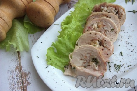 Невероятно вкусные рулетики, приготовленные из куриных бёдер с сыром, подавайте к столу в тёплом виде с любимым гарниром. Ну а после остывания тонко нарезанные рулетики станут великолепной закуской.