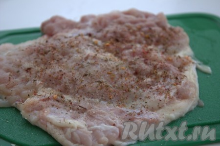 Посолить мясо, приправить специями и оставить мариноваться минут на 20.