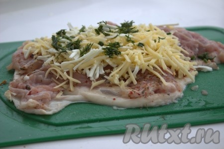 Сыр (я использовала твёрдый и плавленый сыр) натереть на средней тёрке. Поверх каждого пласта мяса, слегка отступив от краёв, выложить примерно, по 1-1,5 столовых ложки натёртого сыра. По желанию, поверх сыра положить немного нарезанного укропа.