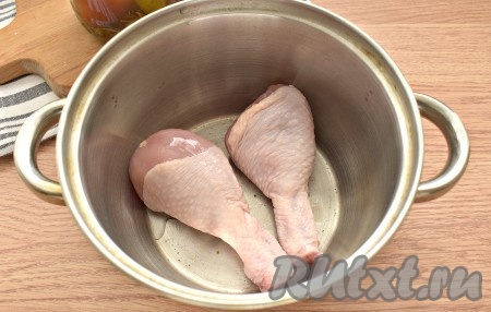 Куриное мясо промываем, перекладываем в кастрюлю и заливаем 2 литрами воды, ставим на сильный огонь, а после закипания, убрав пенку, варим курочку минут 30 на небольшом огне. Сварившиеся кусочки курицы достаём из кастрюли, даём им немного остыть, отделяем от костей, нарезаем на кусочки. Бульон солим и выкладываем в него нарезанное мясо, отправляем на огонь и даём закипеть.