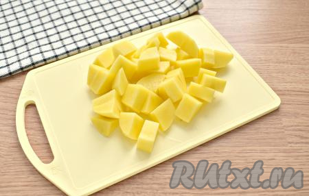 Картошины, морковку и лук очищаем. Картофель для супа нарезаем на небольшие кубики, перекладываем в закипевший бульон, варим на среднем огне 5 минут.