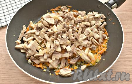 Для приготовления этого супа можно взять абсолютно любые грибы, только если готовите с лесными грибочками, тогда их нужно перебрать, тщательно промыть и отварить после начала кипения воды в течение минут 30, затем лишнюю воду слить, а крупные грибочки разрезать на части. Если же готовите с вешенками или шампиньонами, тогда промойте их и нарежьте на небольшие кусочки. Добавляем подготовленные грибы на сковороду к обжаренным овощам, перемешиваем. Обжариваем, иногда помешивая, 8-10 минут.