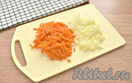 На крупной тёрке натираем морковку. Нарезаем мелко половину луковицы.