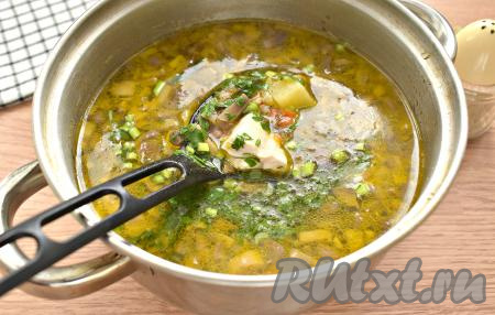 Остывшее куриное филе нарезаем на кусочки и вместе с мелко нарезанной зеленью отправляем в гречневый суп. Перчим по вкусу, досаливаем, если в этом есть необходимость, а после закипания томим суп на плите ещё 3 минуты и снимаем с огня.