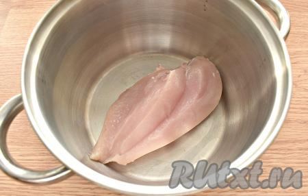 Для приготовления куриного бульона я использовала филе, но можно взять и другие части курицы (бёдра, голени, крылышки, спинку). Промываем кусочки курицы, перекладываем их в кастрюлю, заливаем двумя литрами воды и сразу ставим на огонь. Доводим воду до кипения, убираем пену с поверхности бульона. Убавляем огонь, варим курицу минут 30. По истечении времени куриное мясо достаём из бульона и остужаем. Куриный бульон по вкусу солим, доводим на достаточно сильном огне до кипения.