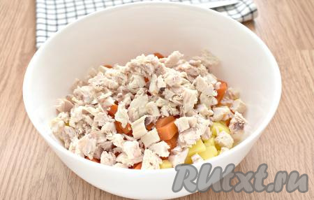 Куриное мясо нарезаем на мелкие кусочки, добавляем в салатник.