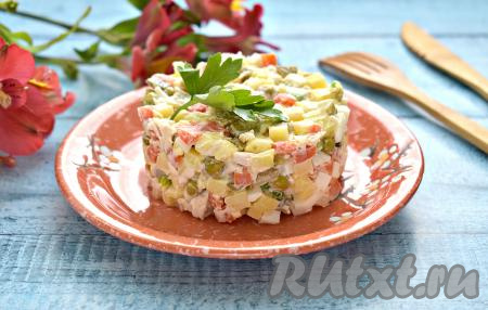 Вкусный, очень аппетитный салат "Московский" с курицей готов. Его можно подать в одном салатнике, а можно сформировать с помощью кулинарного кольца и подать порционно. Я подала порционно, сформировав 3 порции.&nbsp;