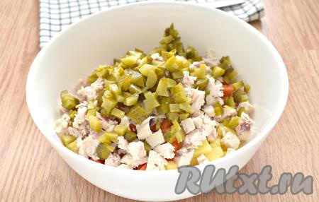 Огурцы, нарезанные на мелкие кубики, перекладываем в салатник.