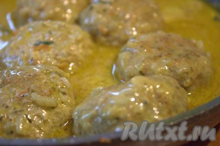 Довести соус до кипения, если нужно, подсолить его и приправить специями, уменьшить огонь. Тушить ёжики в томатном соусе, накрыв сковороду крышкой, на медленном огне 15-20 минут. 