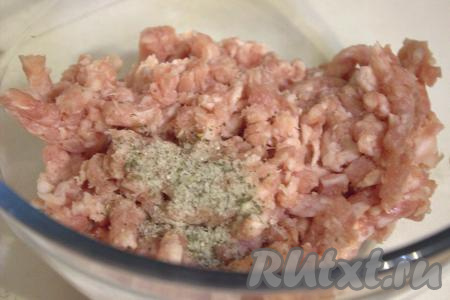 Для получения фарша пропустить кусочки мяса через мясорубку (я использовала покупной фарш из свинины и говядины), выложить в удобную миску, посолить, всыпать специи по вкусу, хорошо перемешать.