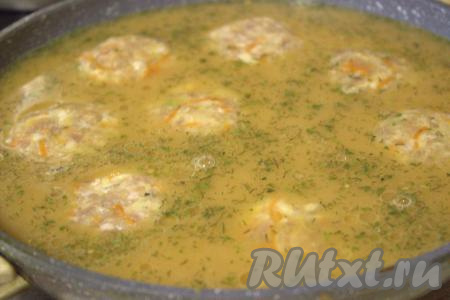 Для приготовления соуса в удобную ёмкость всыпать муку и тонкой струйкой влить воду, тщательно перемешивая венчиком, чтобы не было комочков. Затем добавить томатную пасту (если добавите 2 столовые ложки томатной пасты - цвет и вкус соуса будет более насыщенным, я добавила 1 столовую ложку пасты), снова хорошо перемешать соус. Бульонный кубик растолочь в ступке (или просто раскрошить), добавить в соус, перемешать. В сковороду выложить сформированные ёжики, залить их получившимся соусом.