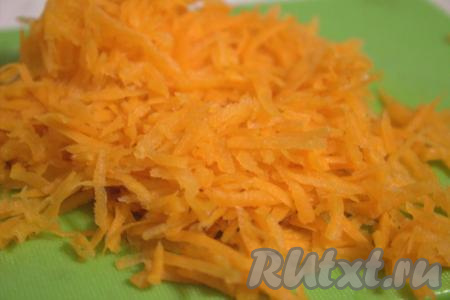 Тем временем очистить и натереть на средней тёрке морковь.