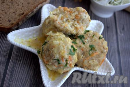 Ёжики, приготовленные из фарша с добавлением риса и моркови, получились очень сочными, нежными.