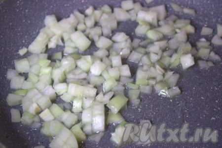 Очистить лук, нарезать его на средние кубики и выложить в сковороду, уже прогретую с небольшим количеством растительного масла. Обжарить лук на среднем огне до прозрачности (на это потребуется минуты 3-4), помешивая.