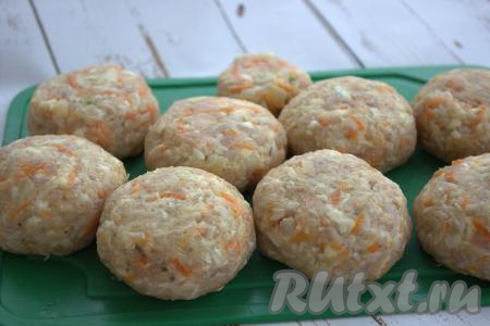 Из получившегося мясного фарша сформировать круглые "ёжики" желаемой формы (у меня получилось 8 котлет диаметром 6-7 сантиметров и одна маленькая котлетка).
