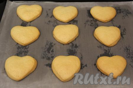 Выпекать в разогретой духовке при температуре 180 градусов, примерно, 7 минут (до лёгкого золотистого цвета). Уже в таком виде имбирное печенье "Сердечки" можно переложить на тарелку и подать к столу. Я решила сделать более праздничный вариант и покрыть печенье глазурью.