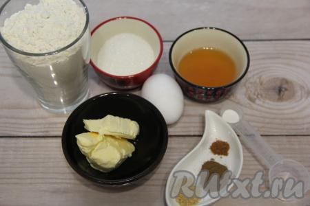 Подготовить продукты для замешивания теста для имбирного печенья "Сердечки".