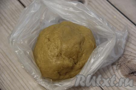 Подсыпая постепенно просеянную муку, ориентируйтесь не на количество муки, а на консистенцию замешиваемого теста. Тесто должно получиться очень пластичным, поместить его в пакет и убрать в холодильник на 1 час.