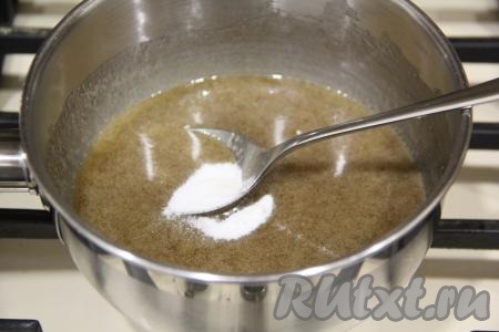 Сотейник поставить на небольшой огонь и, помешивая, довести массу до полного растворения сахара. Как только сахар растворится, убрать кастрюлю с огня, всыпать соду и перемешать.