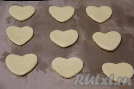 Переложить "сердечки" на противень, застеленный тефлоновым ковриком (или пергаментом).