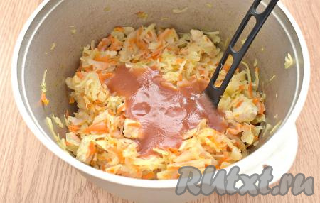 Тушим капусту с курицей 20 минут под крышкой, иногда помешивая.&nbsp;Томатную пасту разводим 2-3 столовыми ложками кипятка, добавляем в казан, перемешиваем.