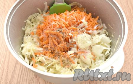 По истечении 7 минут капуста уменьшится в размере, станет сочной. Лук и морковку очищаем. В казан с капустой и курицей добавляем натёртую крупно морковь и нарезанный кусочками лук, по вкусу солим и перчим, перемешиваем.