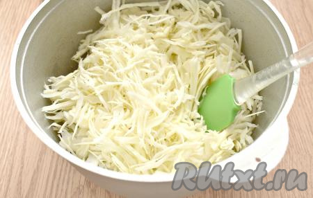 Добавляем в казан тонко нашинкованную капусту. Перемешиваем, готовим дальше вместе с курицей 7 минут, иногда помешивая. Крышка должна быть немного приоткрыта.