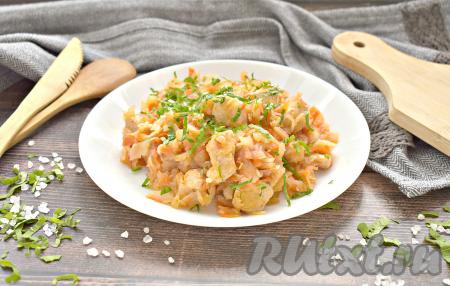 Готовую сочную, вкусную капусту,&nbsp;тушёную с курицей, раскладываем из казана по тарелкам и подаём на стол, посыпав измельчённой зеленью (я использовала петрушку).